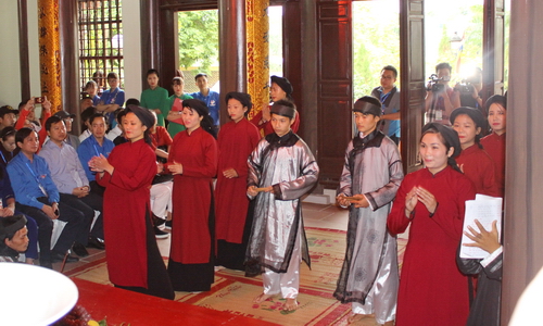 Đoàn đại biểu thanh niên Trung Quốc thưởng thức Hát Xoan tại Đình làng Thét – Xã Kim Đức – TP Việt Trì – Tỉnh Phú Thọ.